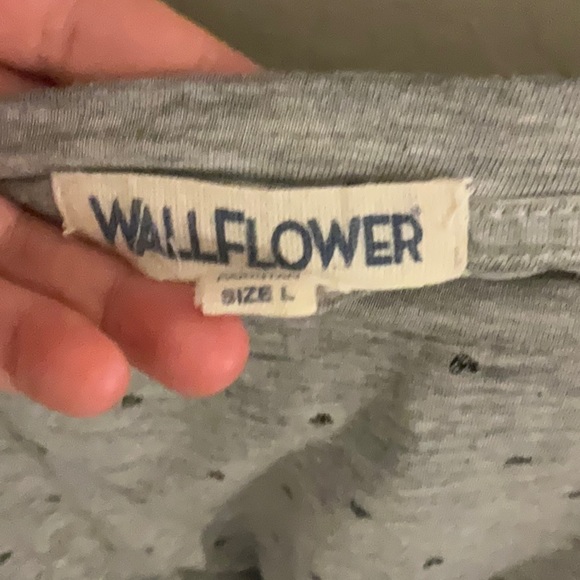 Grey shirt with tiny black hearts - Picture 2 of 2